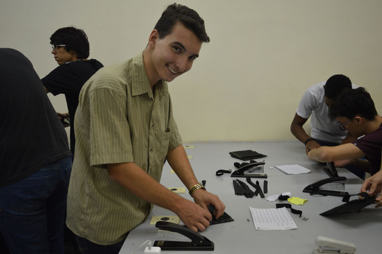 Antonio Ordones, presidente da miniempresa do Câmpus Goiânia, durante produção